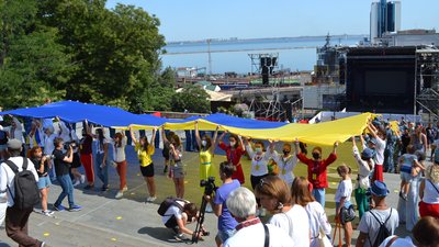 У центрі Одеси розгорнули 30-метровий прапор України. Фоторепортаж