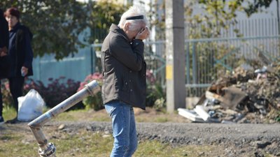 “Як можна вбивати дітей?!”. Родичка загиблих від ракетного удару по Дніпру щодня приходить вшанувати їхню пам’ять “Як можна вбивати дітей?!”. Родичка загиблих від ракетного удару по Дніпру щодня приходить вшанувати їхню пам’ять