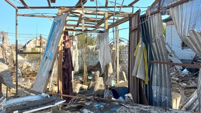"Привалило чоловіка мого": на Полтавщині жителі села розбирають завали після російського обстрілу "Привалило чоловіка мого": на Полтавщині жителі села розбирають завали після російського обстрілу