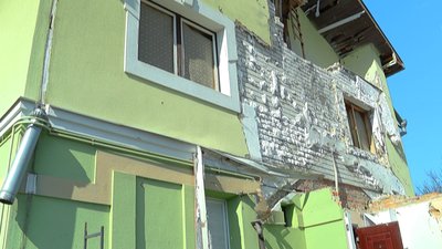 Чернігівська родина живе у зруйнованому російськими снарядами будинку Чернігівська родина живе у зруйнованому російськими снарядами будинку