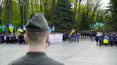 Меморіал Слави у Харкові вранці 9 травня відвідали 6 тисяч людей — поліція Меморіал Слави у Харкові вранці 9 травня відвідали 6 тисяч людей — поліція