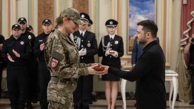 Луганчанка, бійчиня бригади Нацполіції "Лють" Богуславська та президент України Зеленський