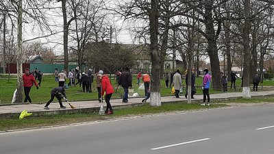 Жителі Голої Пристані зібрались на загальноміський суботник Жителі Голої Пристані зібрались на загальноміський суботник