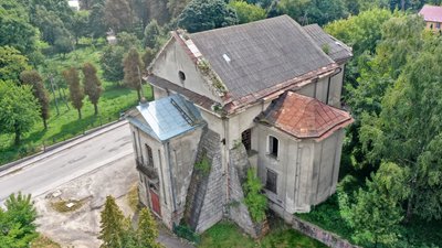 На Прикарпатті у найстарішій будівлі Городенки перекрили дах