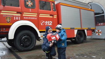Створюють дітям свято. Франківські рятувальники проводять екскурсії для маленьких діток
