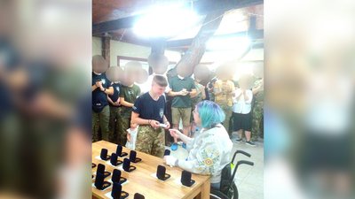 Ніку нагороджує Яна Зіневич медаллю "За збережене життя" Ніку нагороджує Яна Зіневич медаллю "За збережене життя"