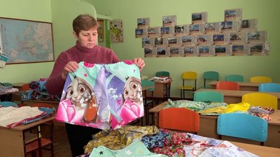 "Ось такі от веселенькі": на Рівненщині волонтерки пошили й передали військовим понад 20 тисяч спіднього