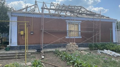 Зруйновані дахи, побиті стіни: як жителі Комишан поблизу Херсона відбудовують житло Зруйновані дахи, побиті стіни: як жителі Комишан поблизу Херсона відбудовують житло