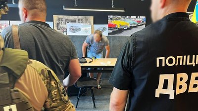 Авто для військових за 20 тис. доларів. На Івано-Франківщині викрили "псевдоволонтерів" — поліція Авто для військових за 20 тис. доларів. На Івано-Франківщині викрили "псевдоволонтерів" — поліція