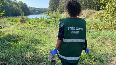 Забруднили річку стічними водами: екоінспектори у Житомирі відібрали проби на дослідження Забруднили річку стічними водами: екоінспектори у Житомирі відібрали проби на дослідження