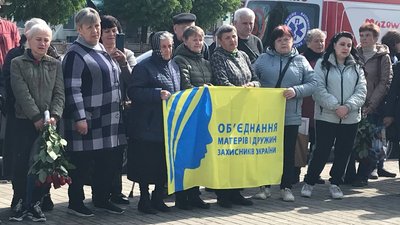 "Троянда пам'яті": у Бердичеві на Житомирщині висадили 160 квітів у пам'ять про загиблих захисників "Троянда пам'яті": у Бердичеві на Житомирщині висадили 160 квітів у пам'ять про загиблих захисників