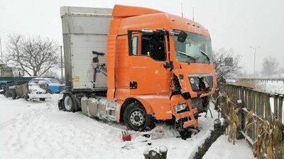 На Житомирщині вантажівка в'їхала у паркан, загинув громадянин Білорусі (ОНОВЛЕНО)