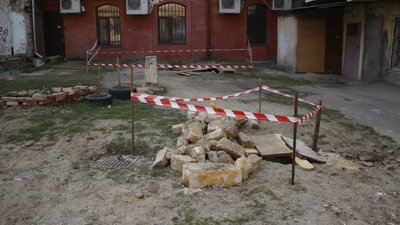 Мерія Одеси обіцяє ліквідувати провали в дворі будинку-пам'ятки протягом двох тижнів Мерія Одеси обіцяє ліквідувати провали в дворі будинку-пам'ятки протягом двох тижнів