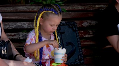 Дівчинка з морозивом в Одесі