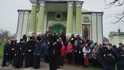Вимагають переходу до ПЦУ. Біля церкви на Кіровоградщині зібралось більше сотні людей Вимагають переходу до ПЦУ. Біля церкви на Кіровоградщині зібралось більше сотні людей