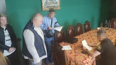 Обшуки на роботі посадовця Обшуки на роботі посадовця