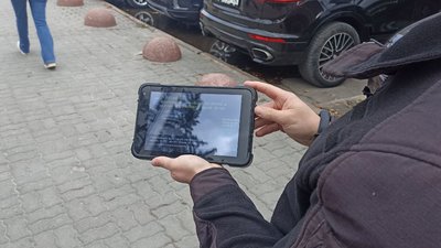Сергій Фляк перевіряє, чи надійшла онлайн-оплата за паркування