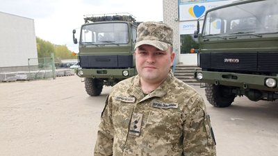 Чотири вантажівки підвищеної прохідності передали військовим волонтери Гуманітарного хабу "Житомир" Чотири вантажівки підвищеної прохідності передали військовим волонтери Гуманітарного хабу "Житомир"
