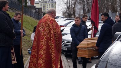 На Львівщині люди стали на коліна, прощаючись із загиблим бійцем-земляком На Львівщині люди стали на коліна, прощаючись із загиблим бійцем-земляком