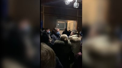 "Здають нерви у всіх": що відбувалося вночі на окружній виборчій дільниці округу 87 "Здають нерви у всіх": що відбувалося вночі на окружній виборчій дільниці округу 87
