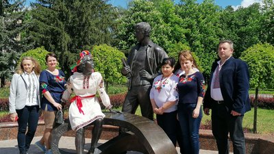 У Кропивницькому пам'ятник студентці біля техінчого університету вбрали у вишиванку У Кропивницькому пам'ятник студентці біля техінчого університету вбрали у вишиванку