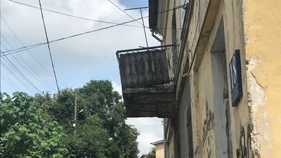 У Луцьку на пам'ятці архітектури руйнується балкон. Хто реставруватиме У Луцьку на пам'ятці архітектури руйнується балкон. Хто реставруватиме