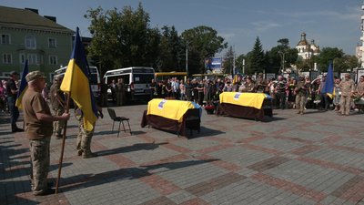 З військовослужбовцями Євгеном Кісельовим та Євгеном Ковальчуком попрощалися у Рівному
