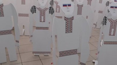 За "Хохлів" до СБУ. У Чернівцях хочуть заборонити інсталяцію з "українцями на колінах"