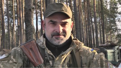 Боєць волинської тероборони освоює медичну справу у війську та навчає побратимів