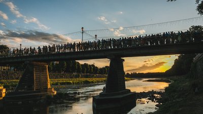 Жителі міста з пішохідного мосту дивляться, як спалюють опудало Путіна Жителі міста з пішохідного мосту дивляться, як спалюють опудало Путіна