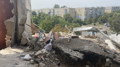 "У ліжку чоловік провалився на поверх нижче". Розповідь жительки Нікополя, яка вижила під обстрілами "У ліжку чоловік провалився на поверх нижче". Розповідь жительки Нікополя, яка вижила під обстрілами