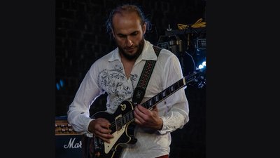 Денис Федченко під час концерту Денис Федченко під час концерту