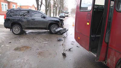 У Сумах через потрійну аварію зупинений рух вул. Троїцька У Сумах через потрійну аварію зупинений рух вул. Троїцька