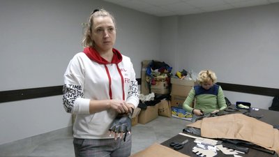 Волонтерки в Луцьку виготовили понад тисячу пар тактичних рукавиць для військових Волонтерки в Луцьку виготовили понад тисячу пар тактичних рукавиць для військових
