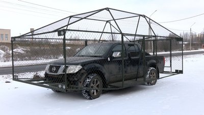 Автомобіль з антидроновим каркасом