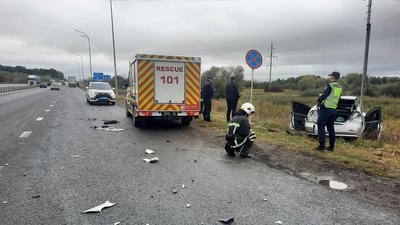Біля Рівного в аварію потрапили легковик та вантажівка, є травмовані Біля Рівного в аварію потрапили легковик та вантажівка, є травмовані