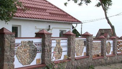 "Робота була складна": на Полтавщині створили паркан із глиняних виробів "Робота була складна": на Полтавщині створили паркан із глиняних виробів