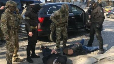 Групу мукачівців, які вимагали гроші за надумані борги, затримали в Ужгороді