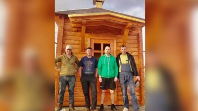 Прикарпатські волонтери встановили у селищі на Луганщині гуцульську капличку Прикарпатські волонтери встановили у селищі на Луганщині гуцульську капличку
