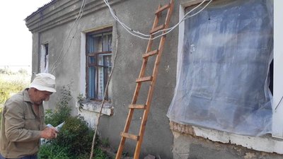 В будинку, в якому мешкає три сім'ї, внаслідок вибухової хвилі впала стеля, вибило вікна та двері, 6 серпня 2023.