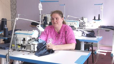 Шиють чоловічу білизну. В одному зі швейних цехів Кривого Рогу працевлаштували кількох переселенок
