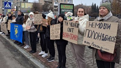 "Не мовчи! Полон вбиває": у місті на Волині відбулася акція на підтримку полонених бійців полку "Азов" "Не мовчи! Полон вбиває": у місті на Волині відбулася акція на підтримку полонених бійців полку "Азов"
