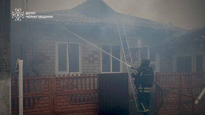Згоріли два гаражі та господарча будівля на Чернігівщині