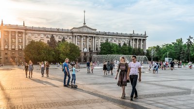 Люди прогулюються по Миколаєву Люди прогулюються по Миколаєву