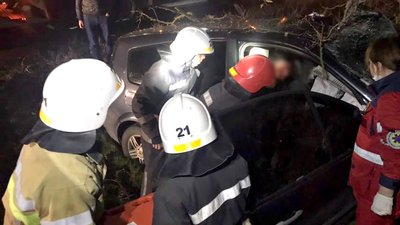 На Миколаївщині внаслідок ДТП чоловіка заблокувало в автівці На Миколаївщині внаслідок ДТП чоловіка заблокувало в автівці