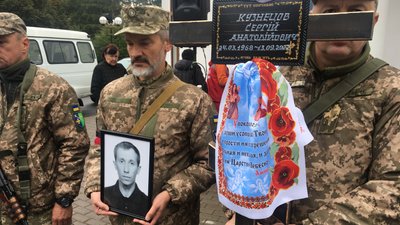 «Він був вірний своїй сім’ї, своїй країні»: у Полтаві попрощалися із чотирма полеглими воїнами «Він був вірний своїй сім’ї, своїй країні»: у Полтаві попрощалися із чотирма полеглими воїнами