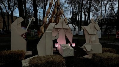 Шопка-оригамі і святкові вогники. Палац Потоцьких в Івано-Франківську прикрасили до Різдва