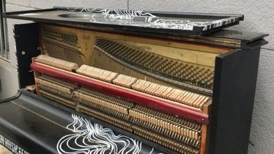 "Як сказилися": У Харкові невідомі пошкодили 4 вуличних піаніно