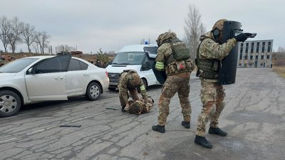 Смуга перешкод та обкатка танком: під Харковом тренуються обороняти регіон Смуга перешкод та обкатка танком: під Харковом тренуються обороняти регіон