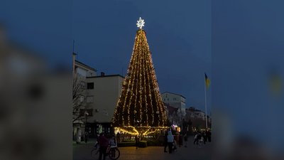 У Мукачеві запалили вогні новорічної ялинки